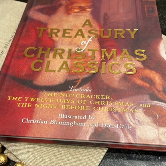 A Treasury of Christmas Classics beautifully illustrated for anyone to enjoy - Picture 2 of 9
